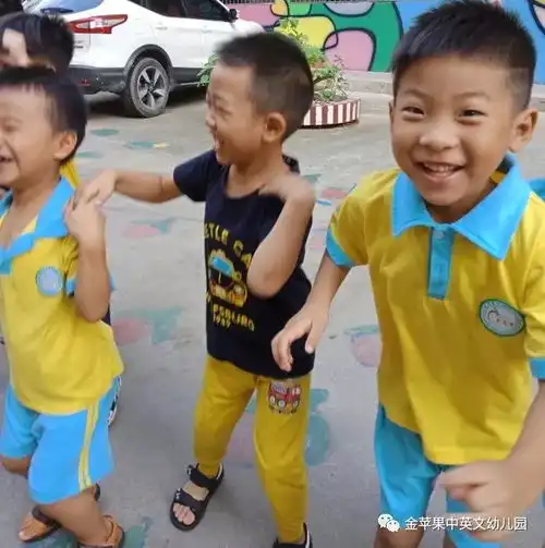 金苹果中英文第三幼儿园好玩的呼啦圈