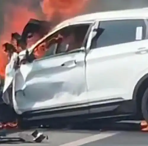 河北高碑店惨烈车祸,两人被困车内活活烧死男孩19岁女孩18岁