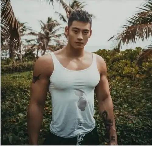 八块腹肌男模,帅气逼人,坚持运动或许是关键