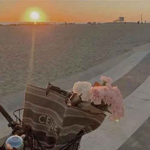 幸福是你已经做好了孤独终老的准备,那个人却穿过人海,为你而来