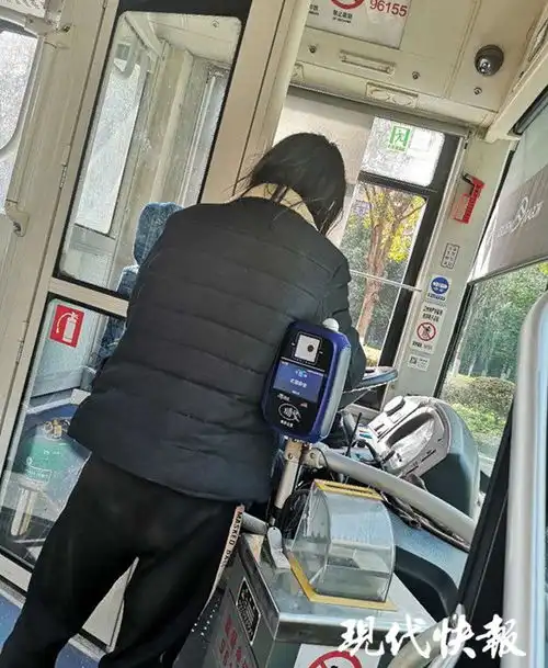 该男子抢夺公交车方向盘,被拘留7天