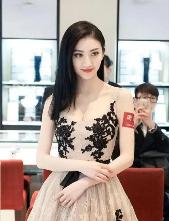 有种肥而不腻叫生图下的景甜,当镜头拉近后,网友快扶我起来