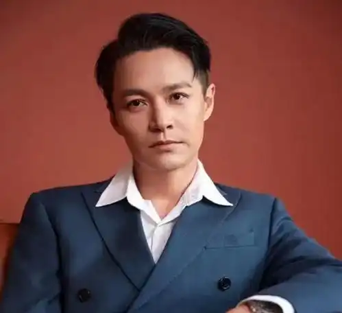 他被誉为最会演皇帝的男人,长相帅气,性格也好,如今48岁仍未婚