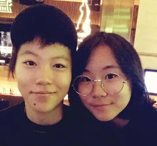 王菲频秀恩爱,女儿窦靖童与妹妹开心聚会,打扮中性像极爸爸窦唯