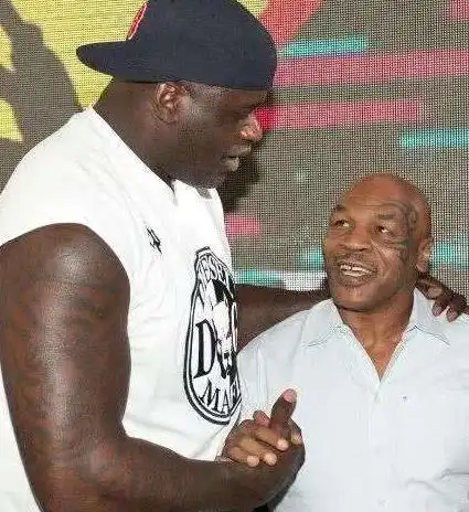 跟奥尼尔合影太尴尬美队好身材完全看不出来强森变小森森