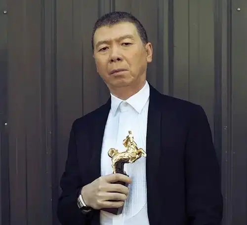 娱乐圈的美女与野兽,这10位男星其貌不扬,老婆却都如花似玉