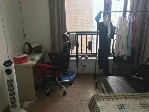 彩虹城朝南单间转租,地铁站,吃的玩的一应俱全,...