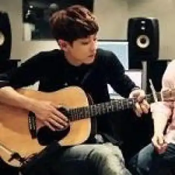 弹吉他的男生帅气头像大全不要靠失恋来成熟自己