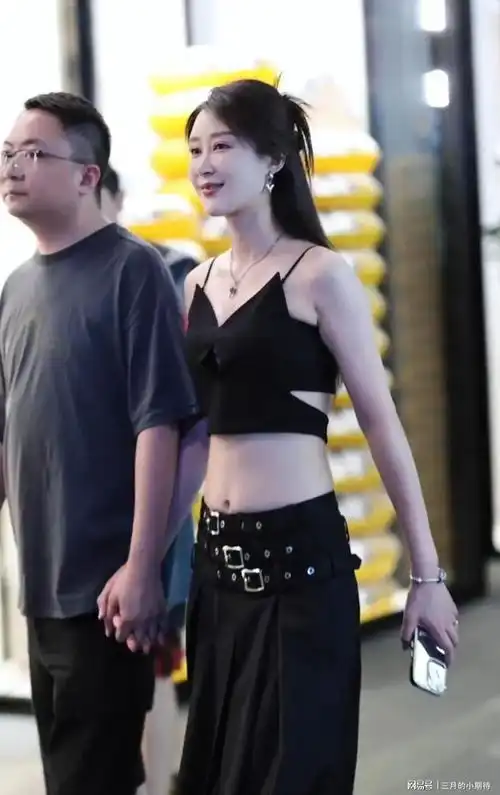 一位成熟稳重的男子和一位青春靓丽的女子手牵手出现在街头