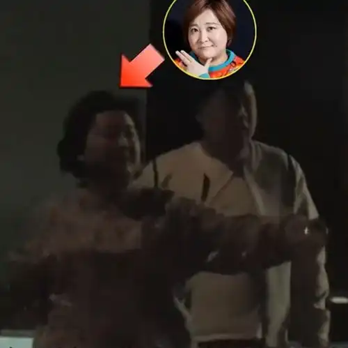 38岁贾玲新恋情曝光深夜开豪车与男子热聊,两人曾被拍当街接吻