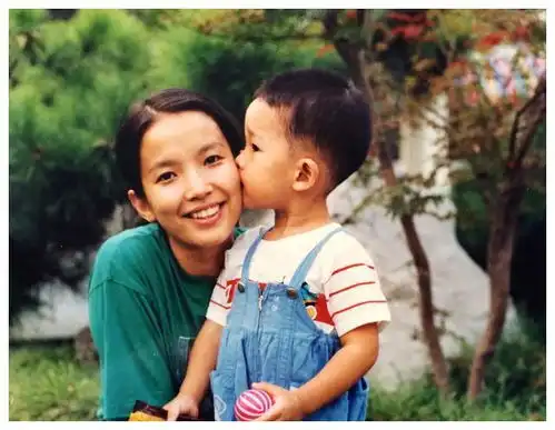 一婚失败后,张丰毅找了圈外人霍凡,28年没孩子,两人相伴也幸福