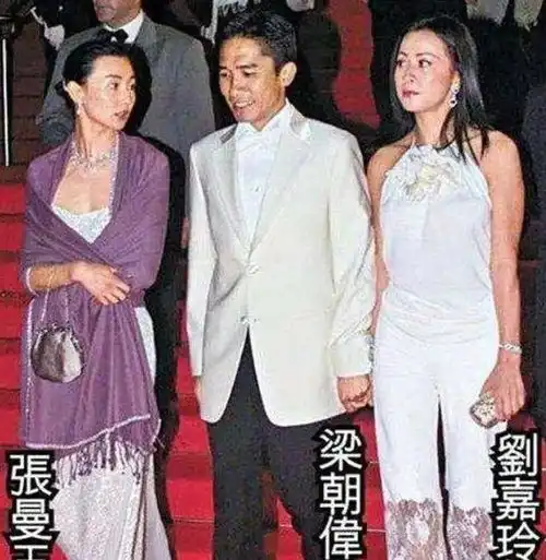 章子怡刘嘉玲景甜同场斗艳,不料未修图曝光,颜值差距太大