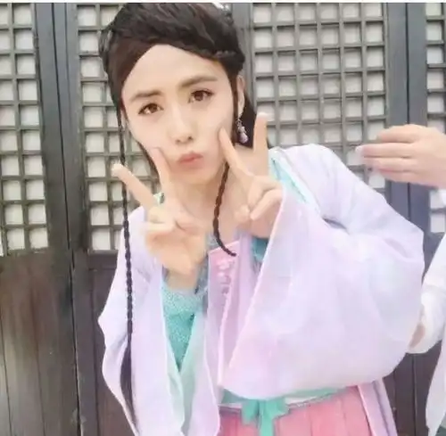 为戏献身扮女装,胡歌梦露真绝色,郭德纲上阵也疯狂