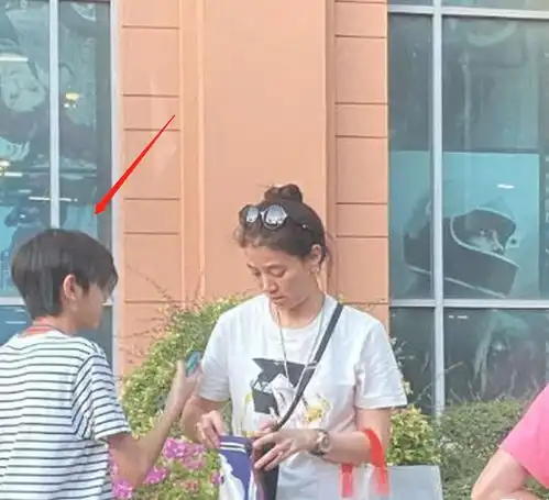 袁咏仪带13岁儿子去泰国全程未见张智霖,不戴口罩酒精搓个不停