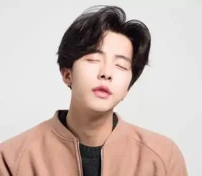 不用烫染也好看的男生发型