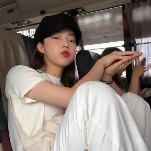 头像在所有人事已非的景色里,我最喜欢你