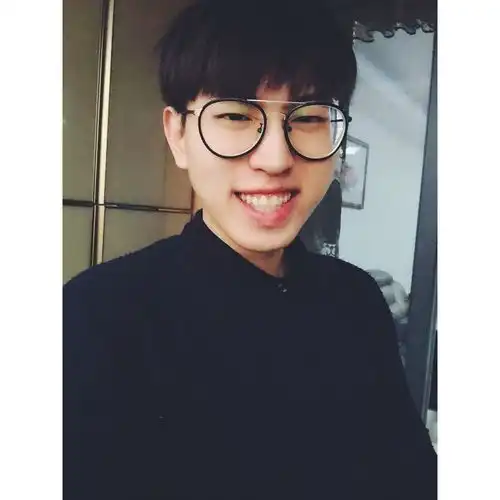 脸小头小戴眼镜的男生适合哪些发型