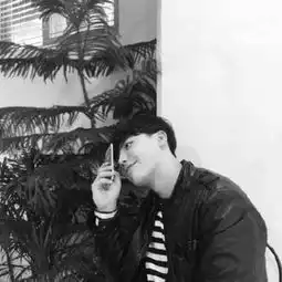 qq头像男生酷帅黑白头像天上的星星都是我想你留下的痕迹