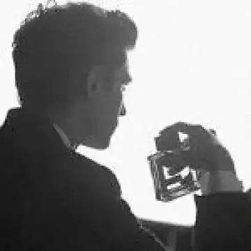 火锅店的汤沸腾着,半根男人的重要器官在汤中浮浮沉沉,令人作呕