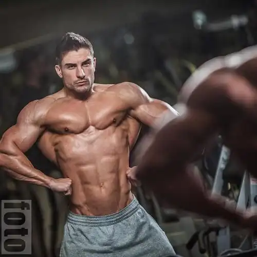 英国最帅男模,强壮的肌肉男人味十足,8块腹肌,迷住一大片粉丝