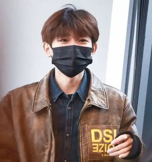 别的男星戴口罩都遮半张脸,看到王源戴上口罩,才知啥是巴掌脸