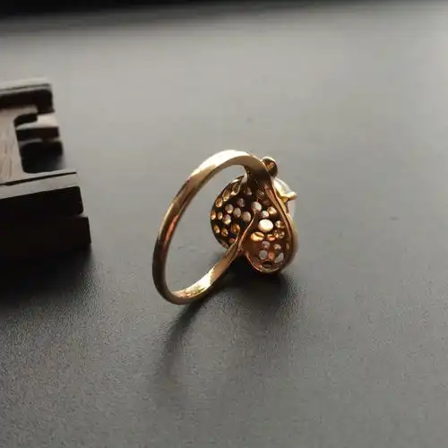 翡翠醒狮金戒指值钱吗