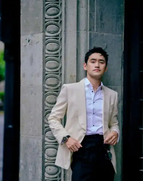 袁弘难得穿这么高调,穿西装演绎成熟男人魅力,绅士感十足