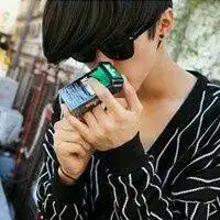 请问有谁知道他是谁吗