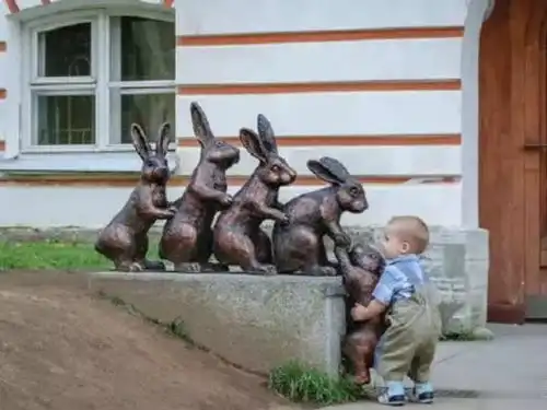 当男人不看美女的时候,他一定是在看挖掘机,还不分年龄大小