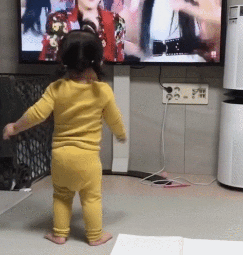 女版民国刷爆朋友圈圆滚滚的肚腩忧郁的眼神,萌化百万网友这小肚子太上头了