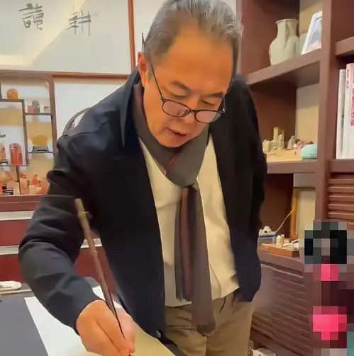 皇阿玛张铁林坐床后潜心书法字体流畅颇有大家之风