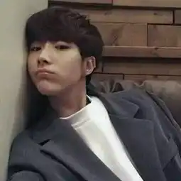 这个网红的微博名字是什么一个男的靠着墙嘟嘴的头发留着像韩国人,单眼皮