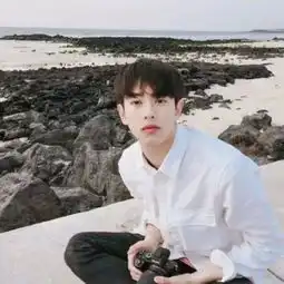 男生头像琐碎的记忆拼凑成的片段似乎只剩下了光和你