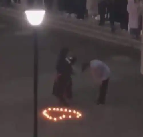 一大学女生当众表白,男大学生的一个举动,获得网友盛赞