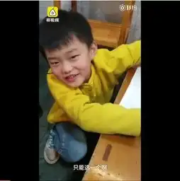 组图7岁男孩火锅店写作业店里的一股清流