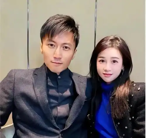 谢霆锋参加特步二公主婚礼,是新娘干爹,也是股东之一将紧密合作