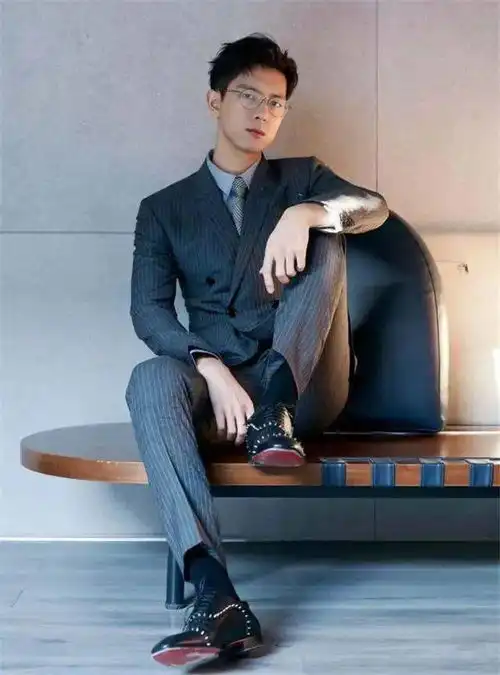 男生穿西装一定不要搭这4双鞋子,尤其第2双,女生一看就很嫌弃