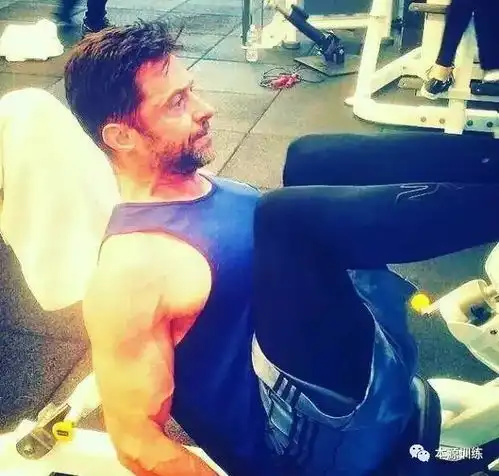 8块腹肌17年,49岁的狼叔要上天