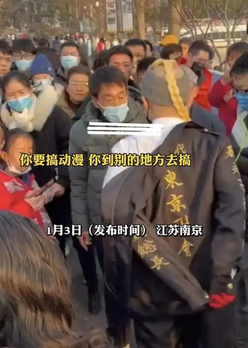 南京一景区男子穿异国服饰,被多名游人围住,要求把衣服脱掉