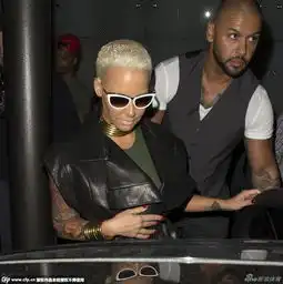 哈登绯闻女友挽猛男出游,火箭基石还能安心打球吗