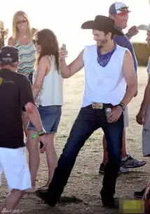 组图米拉库尼斯平底鞋挺孕肚亮相与库彻热吻