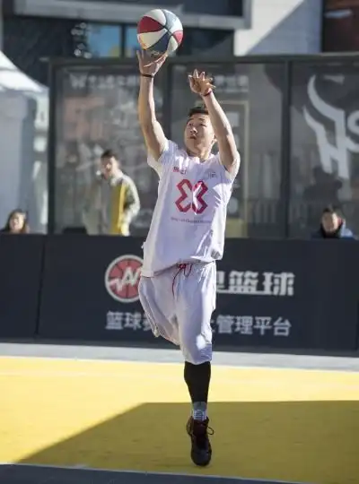 13岁独臂少年爆红,无数明星点赞牛逼的人,都是狠角色
