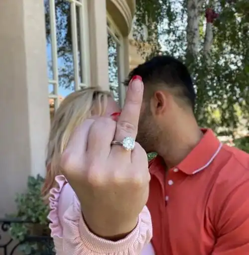 恭喜布兰妮刚夺回3.9亿财产,立马晒钻戒宣布与小12岁男友订婚