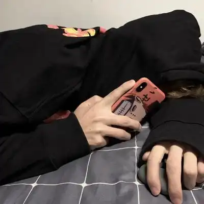 2023最新趴着男生头像