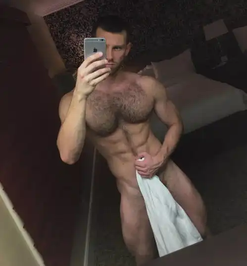 健身男人们一定要学会的10招自拍技巧