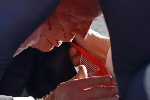 特朗普撤离前摆出战斗手势击毙枪手视频曝光军事专家大概率不是自导自演