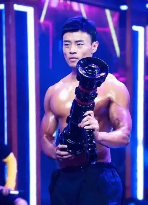 大胸器巧克力腹肌兵哥们火了,果然帅哥都上交给了国家