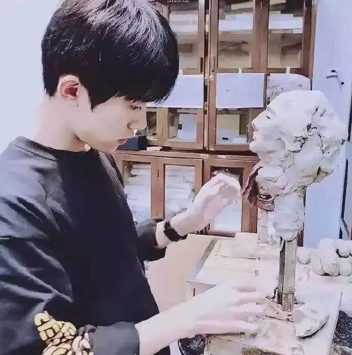 听说易烊千玺代言顶奢,有人不服