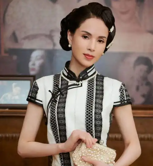 55岁李若彤被偶遇,扎小辫少女感十足,网友称赞路人视角也很美