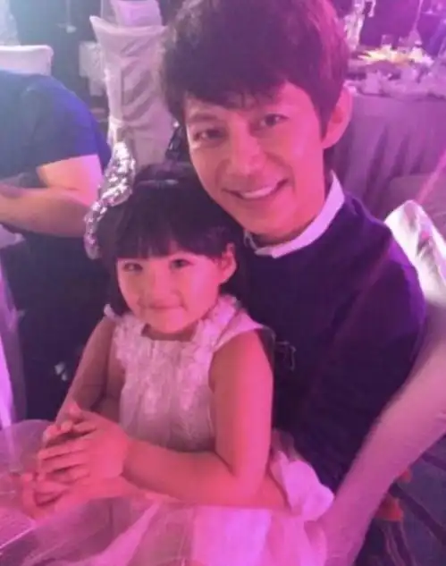 王诗龄晒与何炅合照,时隔多年再次同框,网友感叹何炅不会老